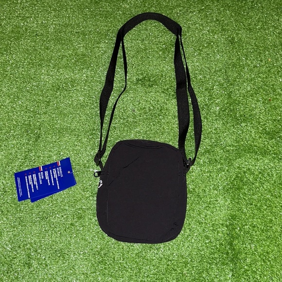 Champion Men’s Small Messenger Bag🆕 - Picture 8 of 11